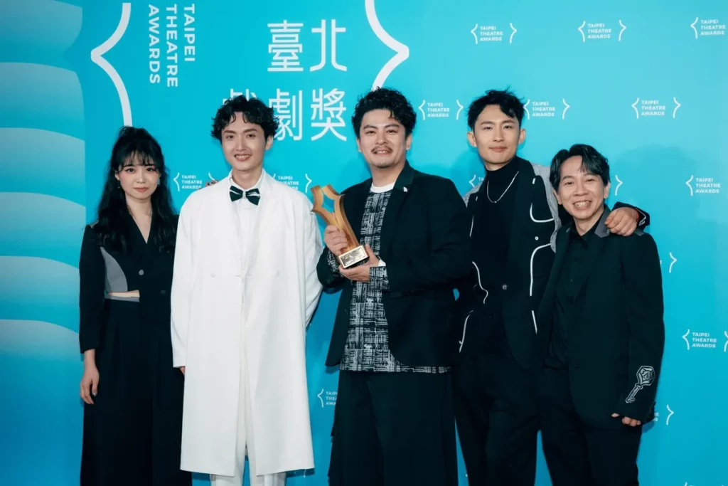 臺中國家歌劇院支持前期創作研發《別叫我成功》一舉拿下第2屆臺北戲劇獎兩項大獎,8月28日至30日帶著滿滿笑聲與掌聲重返臺中國家歌劇院。(歌劇院提供©嚎哮排演)