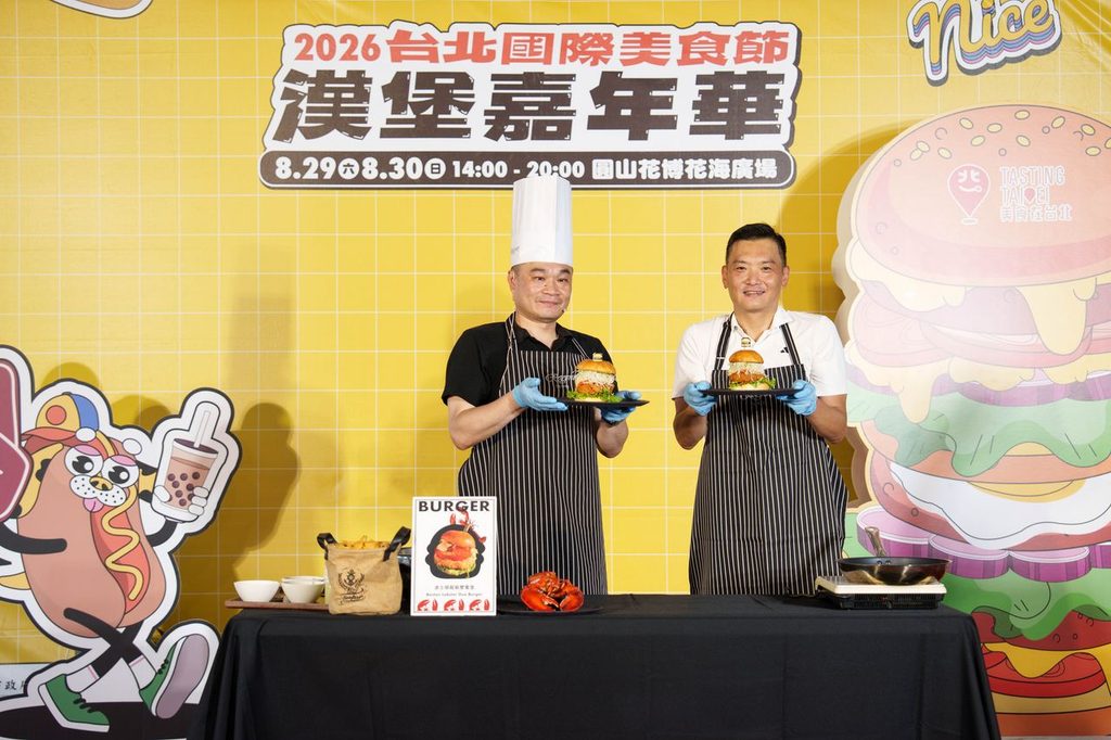俞振華副祕書長與主廚一同製作專屬漢堡!