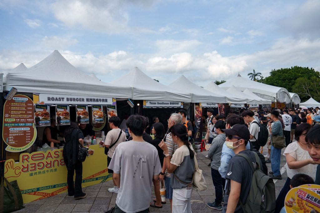 「2026台北國際美食節-漢堡嘉年華」現場攤位大排長龍