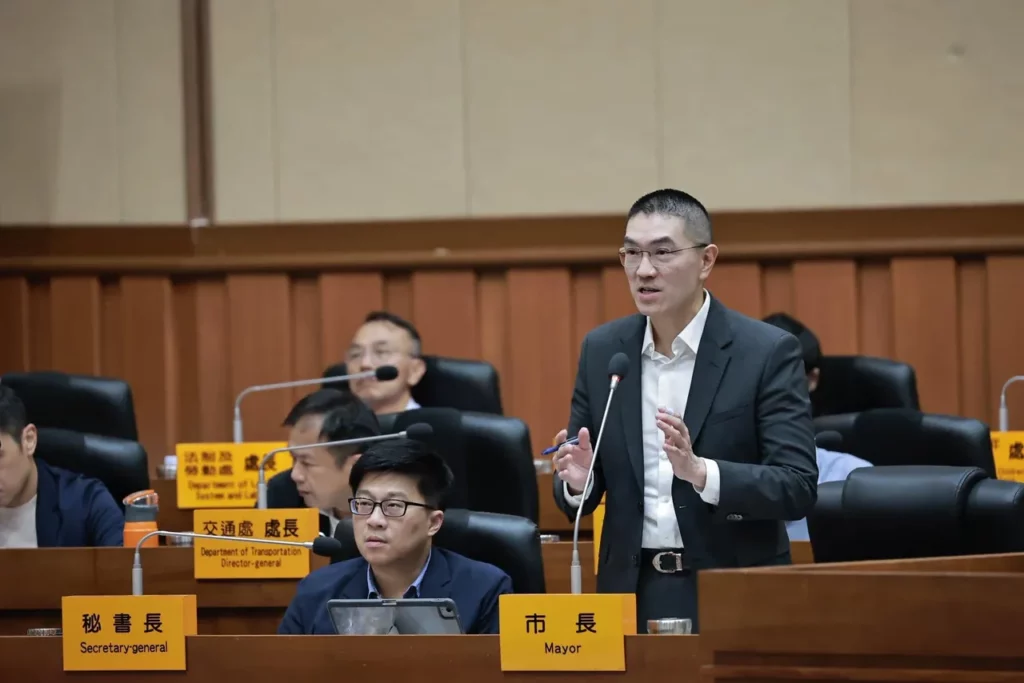 謝國樑走進七堵南興市場謝票 攤商民眾搶合影 競辦：長樂六五專案持續落實 不負市民期待