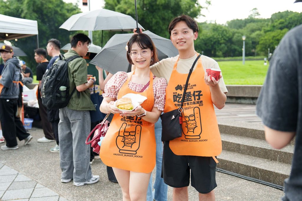 民眾於2026台北國際美食節-漢堡嘉年華活動現場享受美食