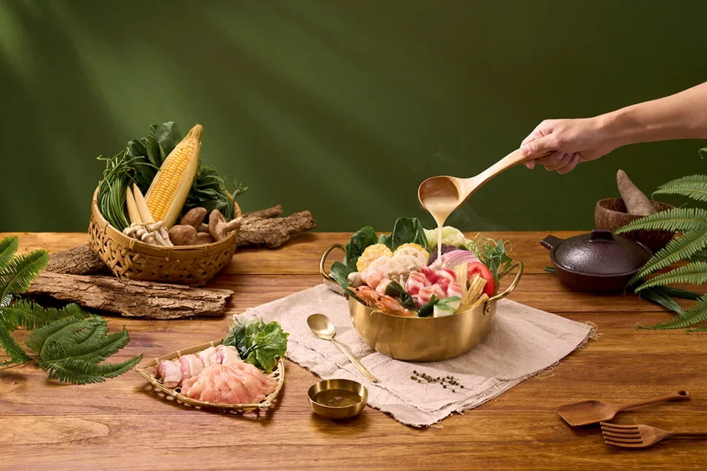 賴山嶼，全台首創麻辣燙百樣鮮食隨心選，以「椒香麻辣燙，山野喝鮮湯」為靈感源起，主打青花椒雞白湯，每日準備新鮮蔬菜、嚴選產地肉品的麻辣燙專賣店。讓你在城市中也能賴在山嶼裡，隨心所選，組成心中最理想的那一碗。