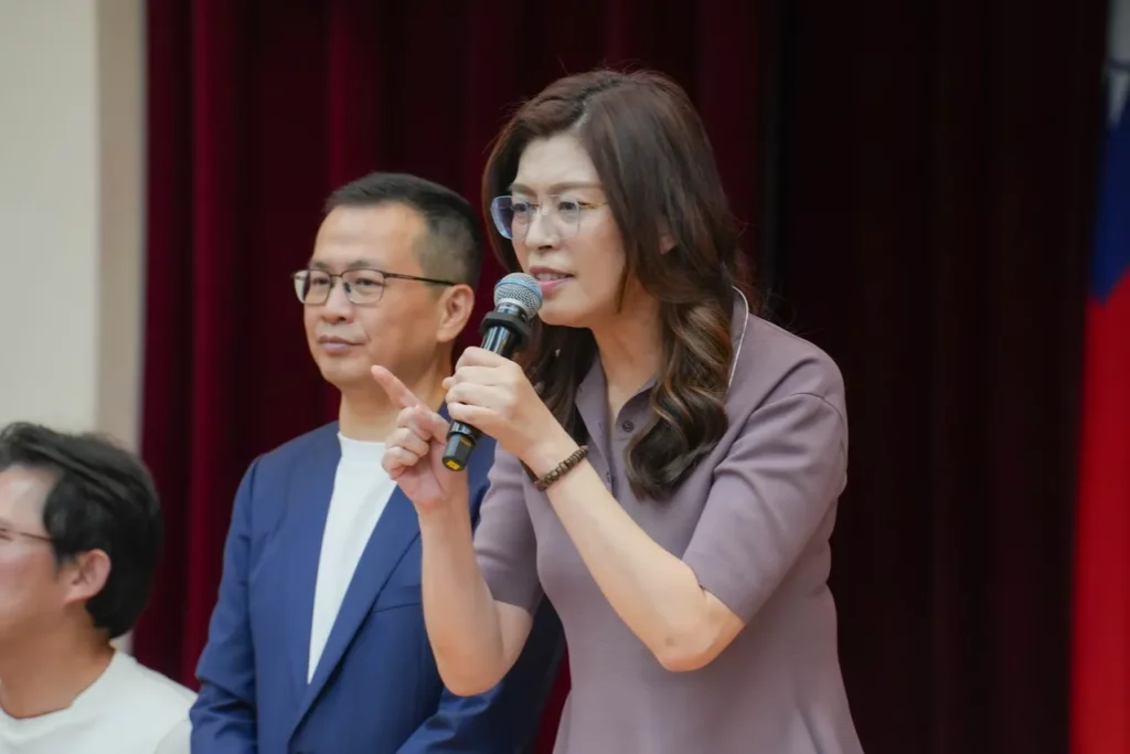 鄭麗文出席「說歷史陪爸媽」首映 宣示：國民黨再次執政絕不壟斷歷史詮釋 真正的轉型正義才能讓台灣重建記憶
