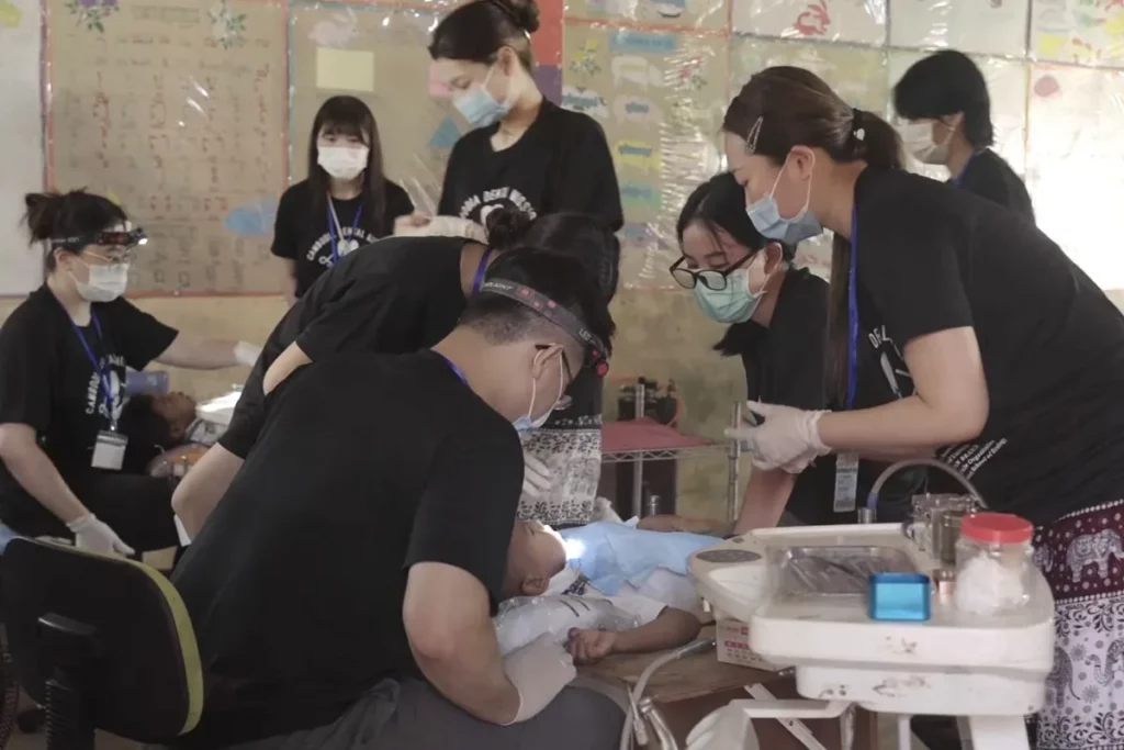 透過潔牙比賽，幫助提升柬國學童的口腔保健意識。（圖/中山醫大提供）