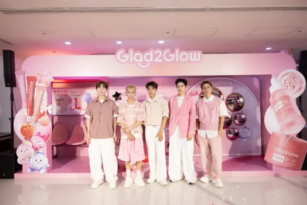 (左起)主持人浩文、 Ozone成員佳辰、子翔、文廷、主持人阿本,出席「Glad2Glow x Ozone特派一日店長」活動,現場各自挑選最想推薦給粉絲的Glad2Glow產品,分享愛用品與保養心得,並向粉絲傳達心意。。(圖片提供: Glad2Glow)