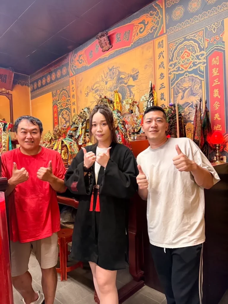 （中間）「神明翻譯機」儲君老師稱（左）YouTuber「看你老墓」司徒建銘、（右）草爺，今生為傳承先人故事結緣。