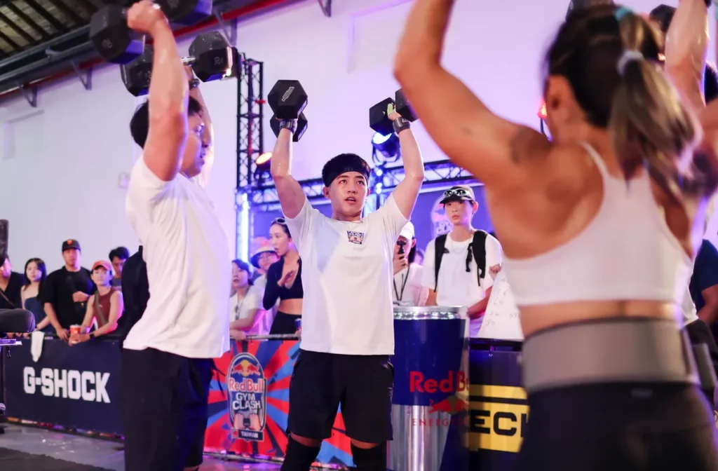 L7 LIAN CROSSFIT四位隊員同步完成啞鈴蹲舉，展現團隊默契。（Red Bull提供）