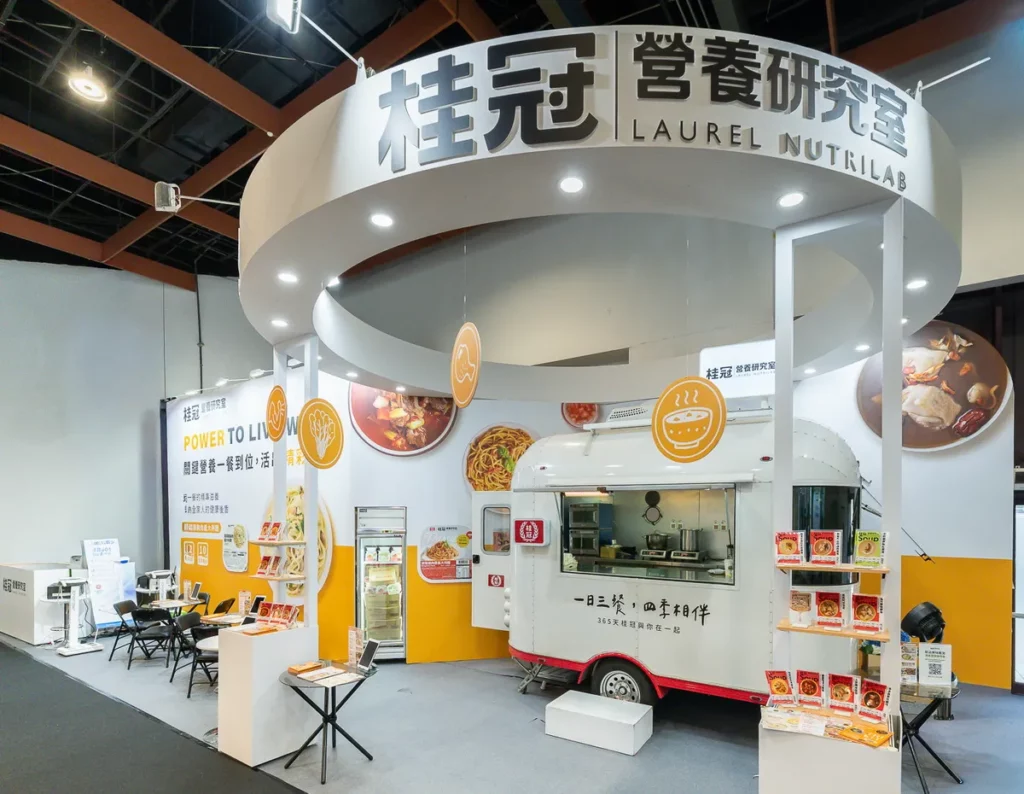 關鍵營養精準到位 桂冠營養研究室高齡展登場 年度新品「菠菜雞胸肉義大利麵」首次亮相免費試吃 現場下單再抽萬元廚餘機