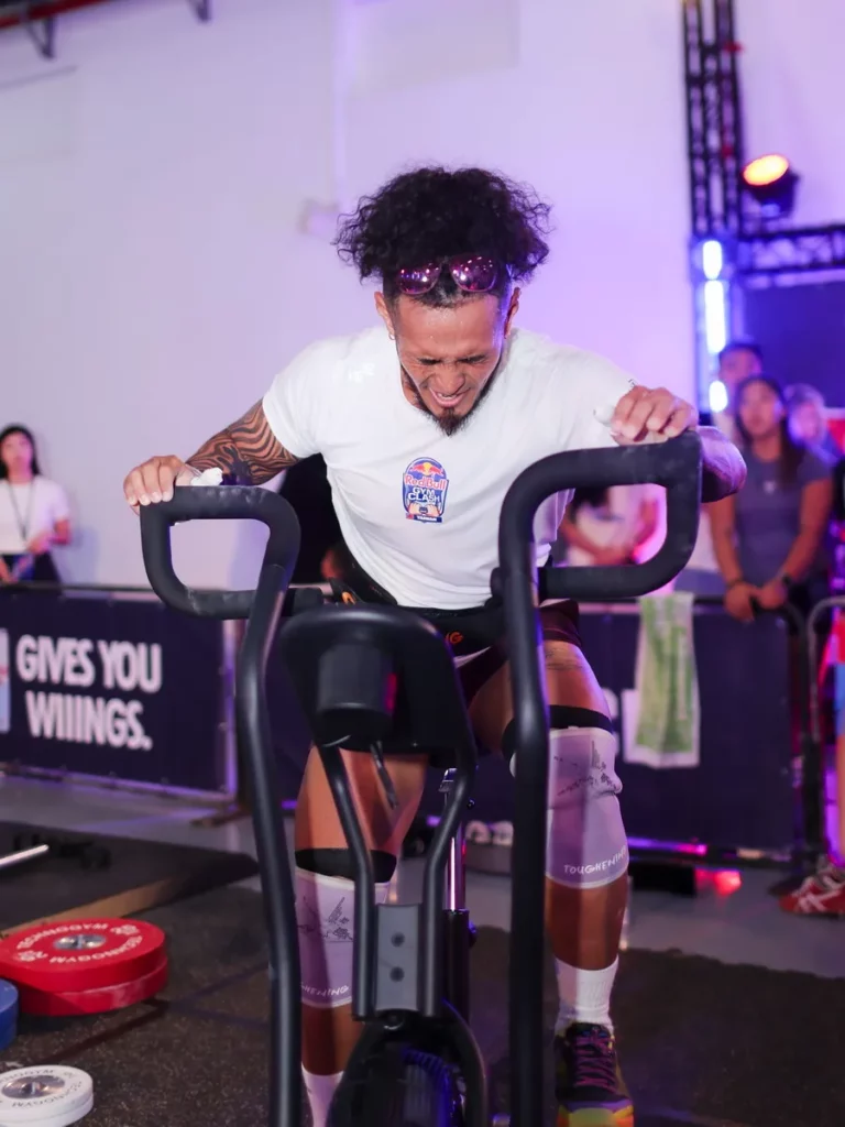 Red Bull Gym Clash 台灣賽事中，陳鵬仁（馬力安）咬牙踩踏風扇車，將體能推向極限。（Red Bull提供）