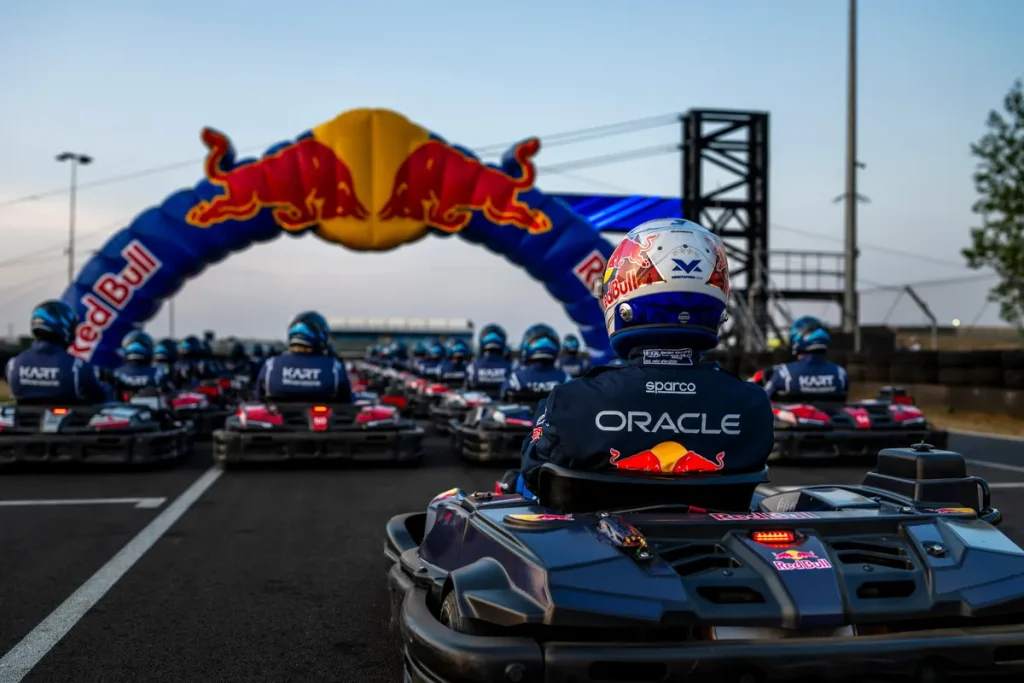 四屆F1世界冠軍Max Verstappen將於《Max vs 100》重返卡丁車賽道,從百人車陣最後方展開超車挑戰。(Red Bull提供)