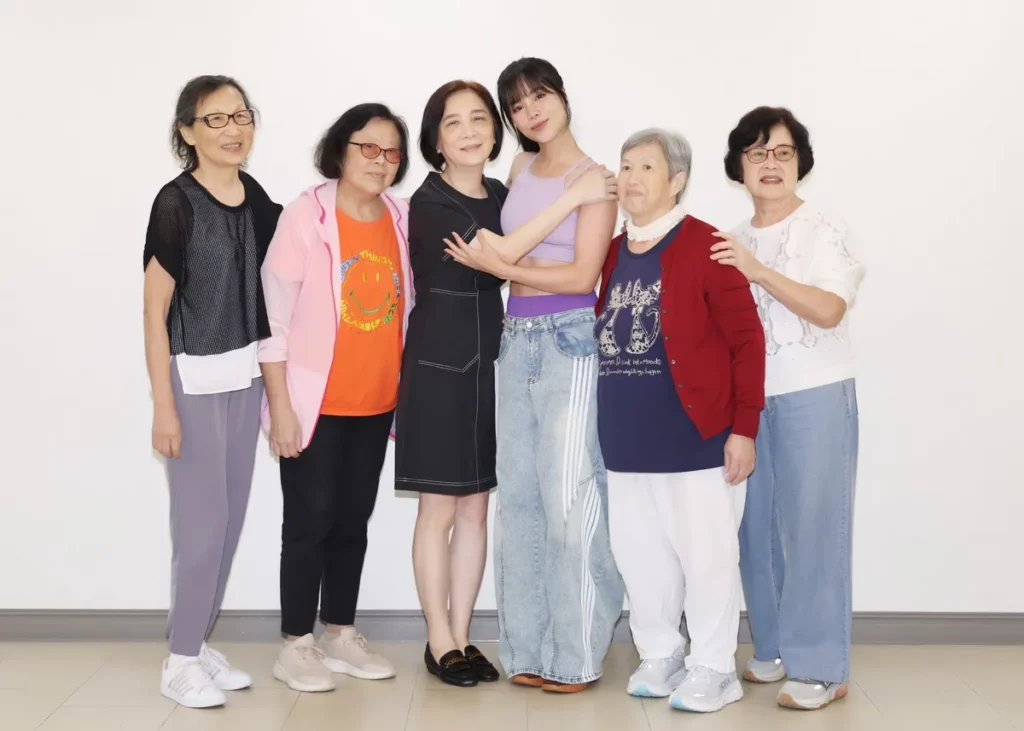 歌手林芯儀受邀擔任「紅心字會」的敬老大使