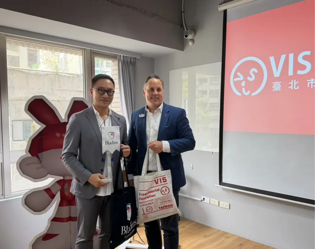 瑞典百年名校 Bladins執行長Martin Roth(右)與(左)VIS執行長黃禮騏相見歡。雙方暢談台瑞教育理念及雙邊交流。