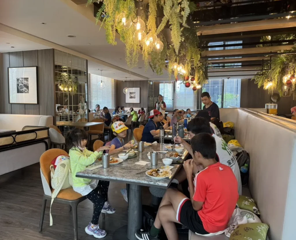 板橋凱撒大飯店Lotus泰饗蓮花餐廳特製美味餐點,邀請家扶中心孩童享用/凱撒飯店連鎖提供