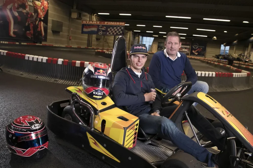 Max Verstappen將在《Max vs 100》中重現童年從後方追趕對手的訓練方式。（Red Bull提供）
