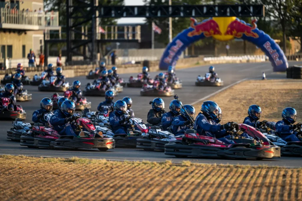 《Max vs 100》集結來自體育與流行文化領域的100名參賽者，與Max Verstappen齊聚銀石賽道一較高下。（Red Bull提供）