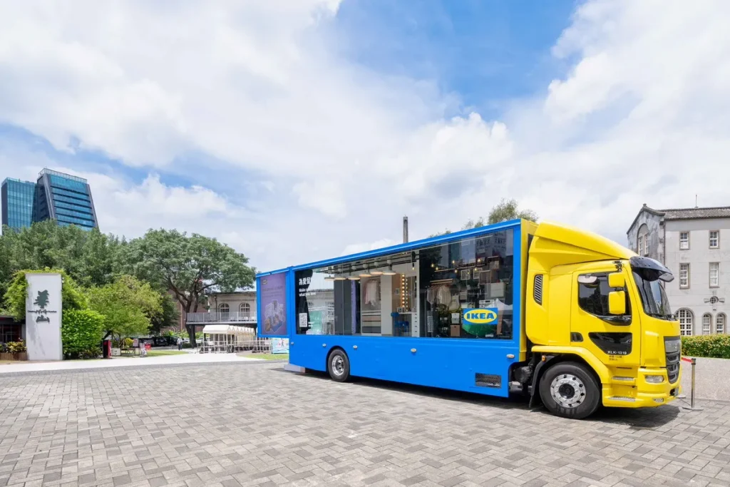IKEA收納行動車即日起至11月2日全台巡迴，平日可在北中南街道與IKEA附近看到它的身影，巡迴期間也將定點開放消費者上車體驗