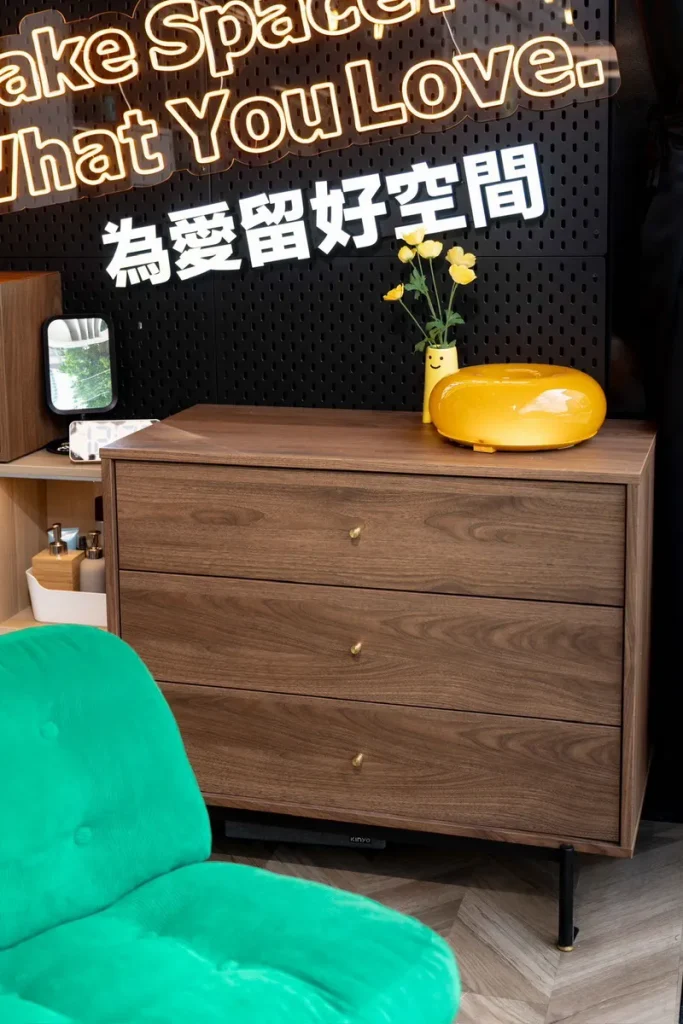 不想露在外面的生活用品，可透過RÅDMANSÖ三抽抽屜櫃分類收好，讓視覺保持俐落