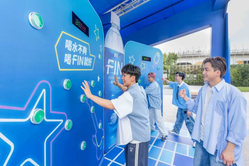 黑松FIN年度代言人理想混蛋今（14）日率先體驗「FIN節奏PLAY!」。