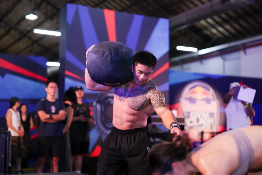 曾獲台灣混合式健身多項賽事冠軍選手朱宇森在 Red Bull Gym Clash 成功完成50公斤沙袋上搏，展現強勁爆發力。（Red Bull提供）