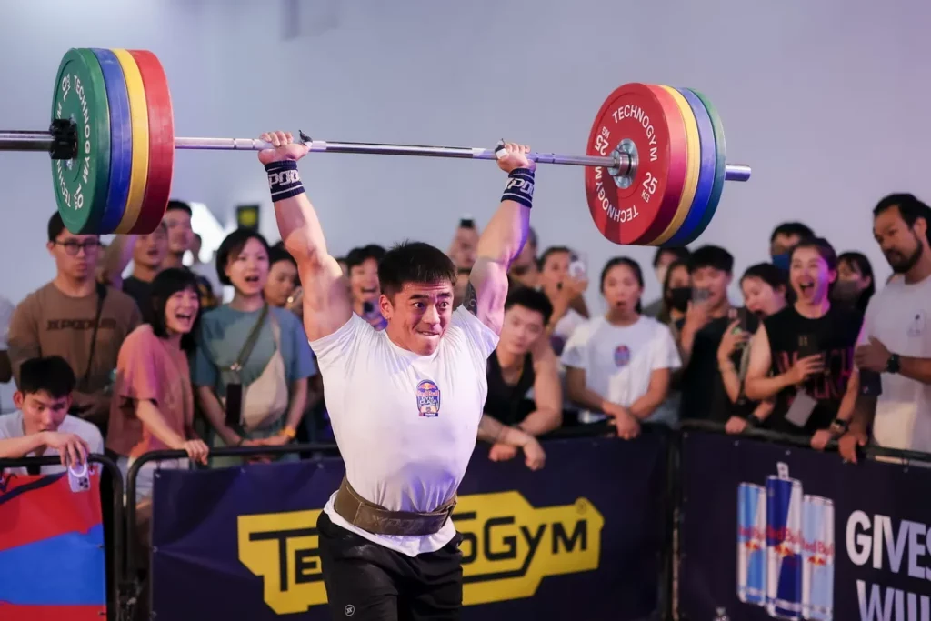 曾獲台灣混合式健身多項賽事冠軍選手朱宇森於 Red Bull Gym Clash 挺舉項目舉起160公斤，創下當日男子選手挺舉最重紀錄。（Red Bull提供）