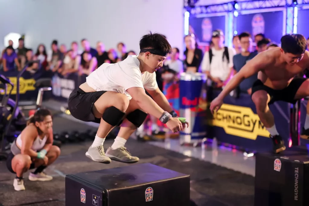 面對高強度波比跳過跳箱，L7 LIAN CROSSFIT隊員洪寀睿在 Red Bull Gym Clash 賽場上全力推進。（Red Bull提供）