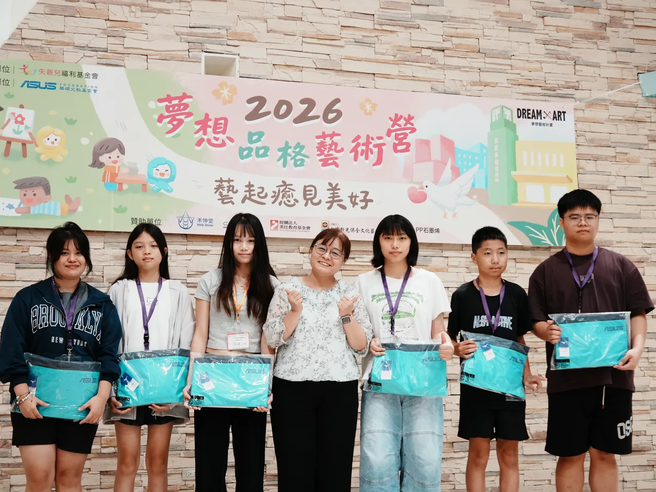 華碩文教基金總幹事林淑如頒獎給藝術營的學員