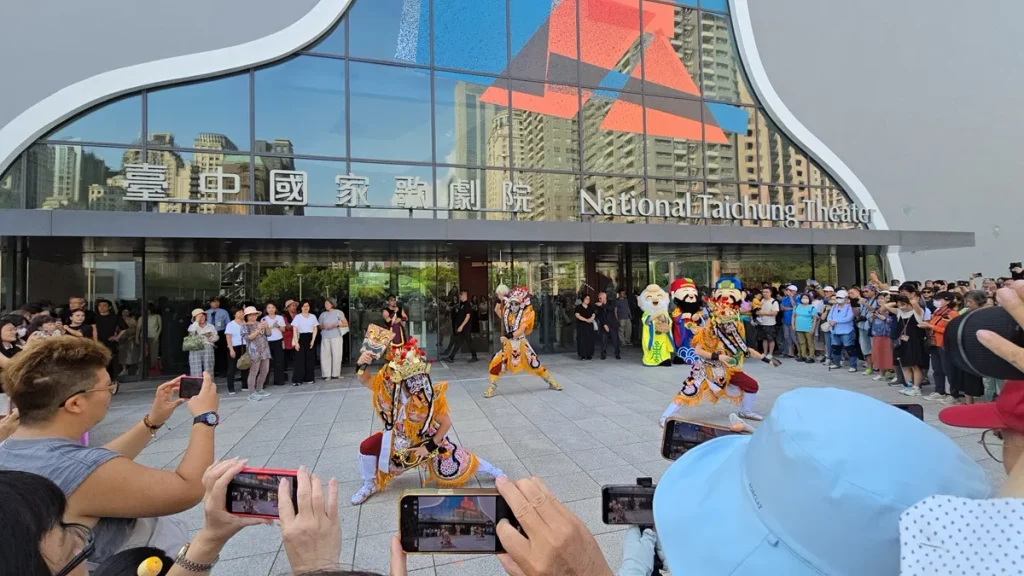 「九天民俗技藝團」《十年一醮》磅礴開場,福祿壽三仙、官將首與神將從戶外展開遶境。(圖/陳惠玲攝影)