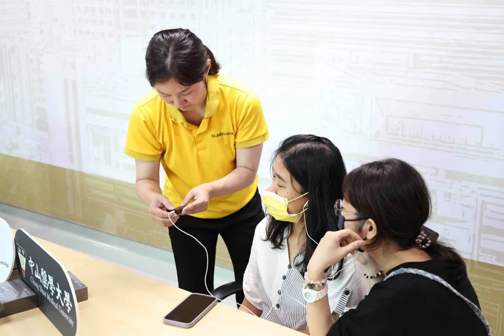 師生現場體驗智慧聆聽設備,實際感受音訊傳輸效果與校園應用。(圖/中山醫大提供)