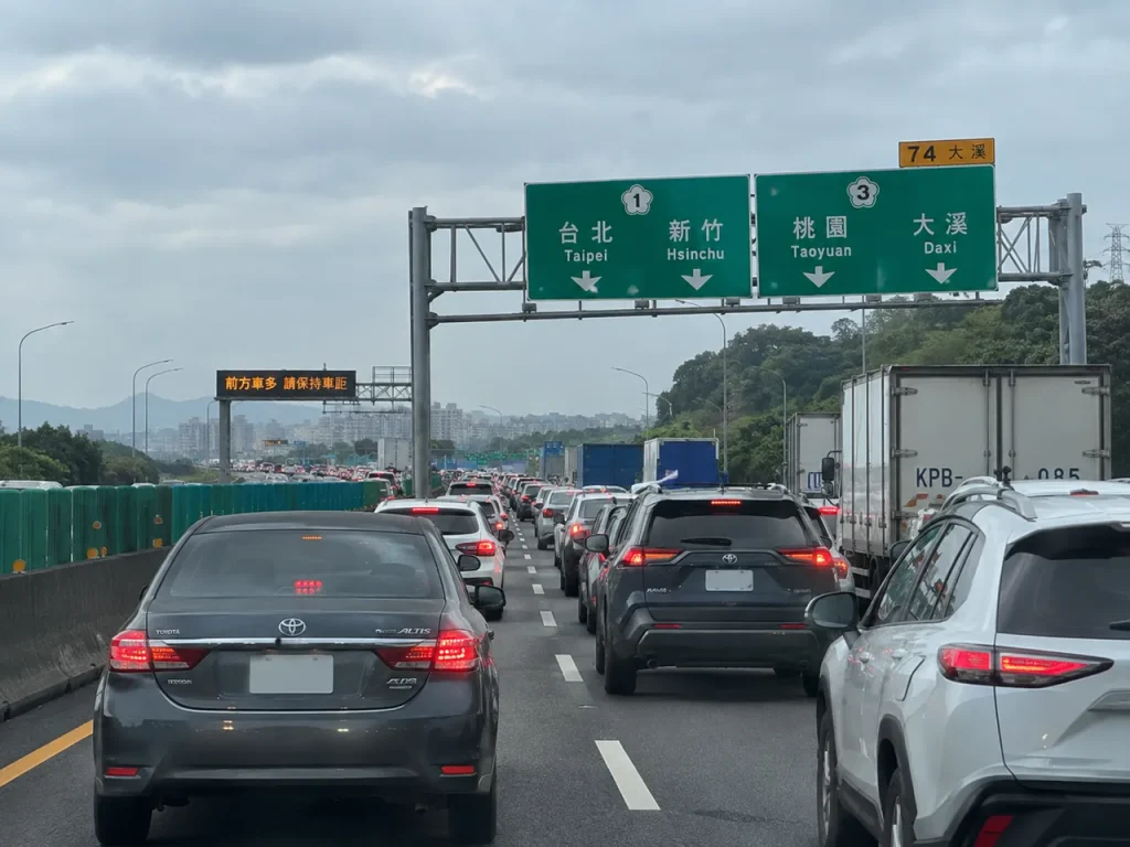 中秋高鐵塞爆國道壅塞民怨四起 陳以信嗆陳世凱：疏運大考前夕赴德 坐鎮不是要在辦公室的說法說不通