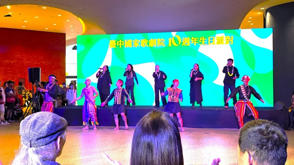 布拉瑞揚舞團攜手金曲歌手阿爆(ABAO)與那屋瓦少女隊熱力開唱。(圖/陳惠玲攝影)