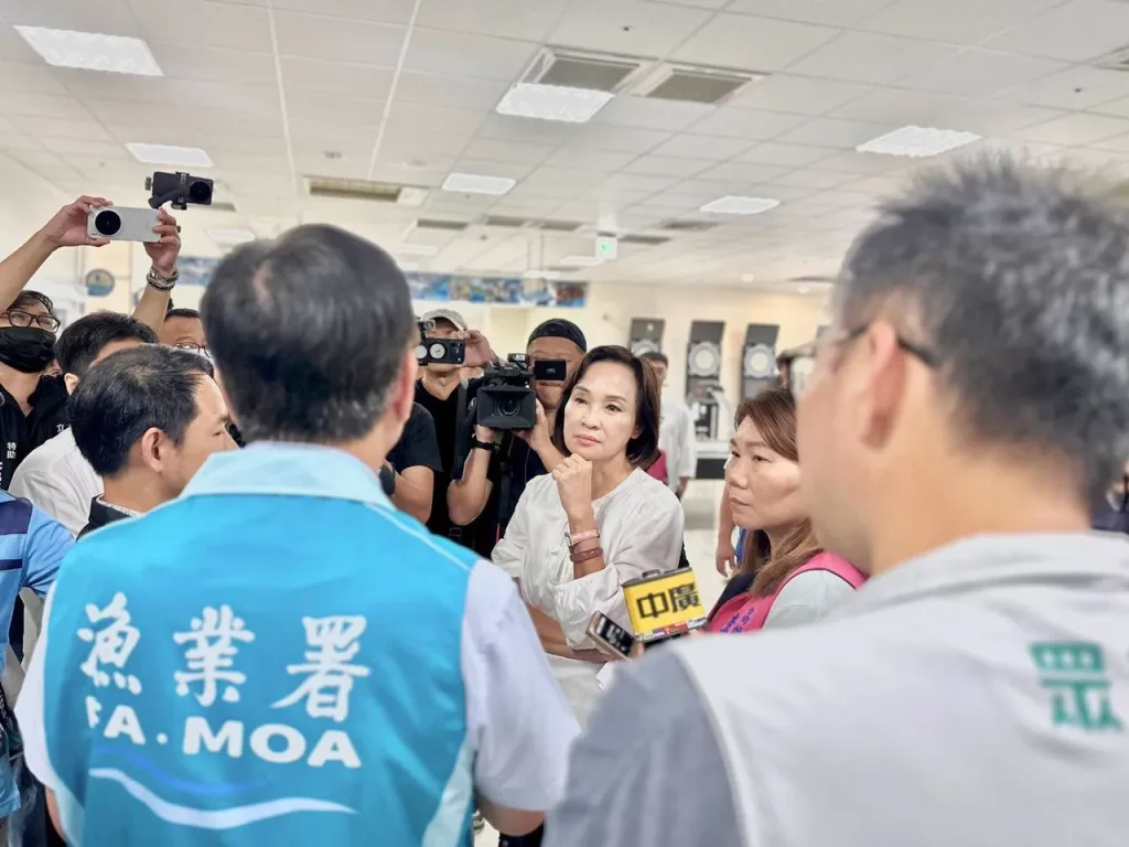 前鎮漁港4億船員會館給誰住？柯志恩偕洪毓祥到場會勘 漁業署長鬼打牆：船上可以洗澡、可以睡