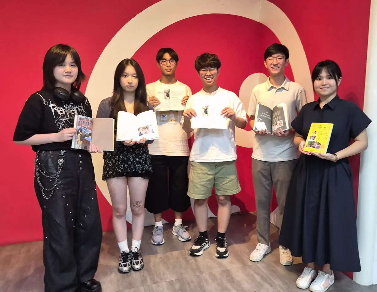 VIS新書《帶世界發現臺灣》9月中起,台美加同步登場。右起為指導老師謝佳真、學生曾加恩、徐謙和、李瑋宸、黃昱晴及負責扉頁設計的同學梁栩溱。