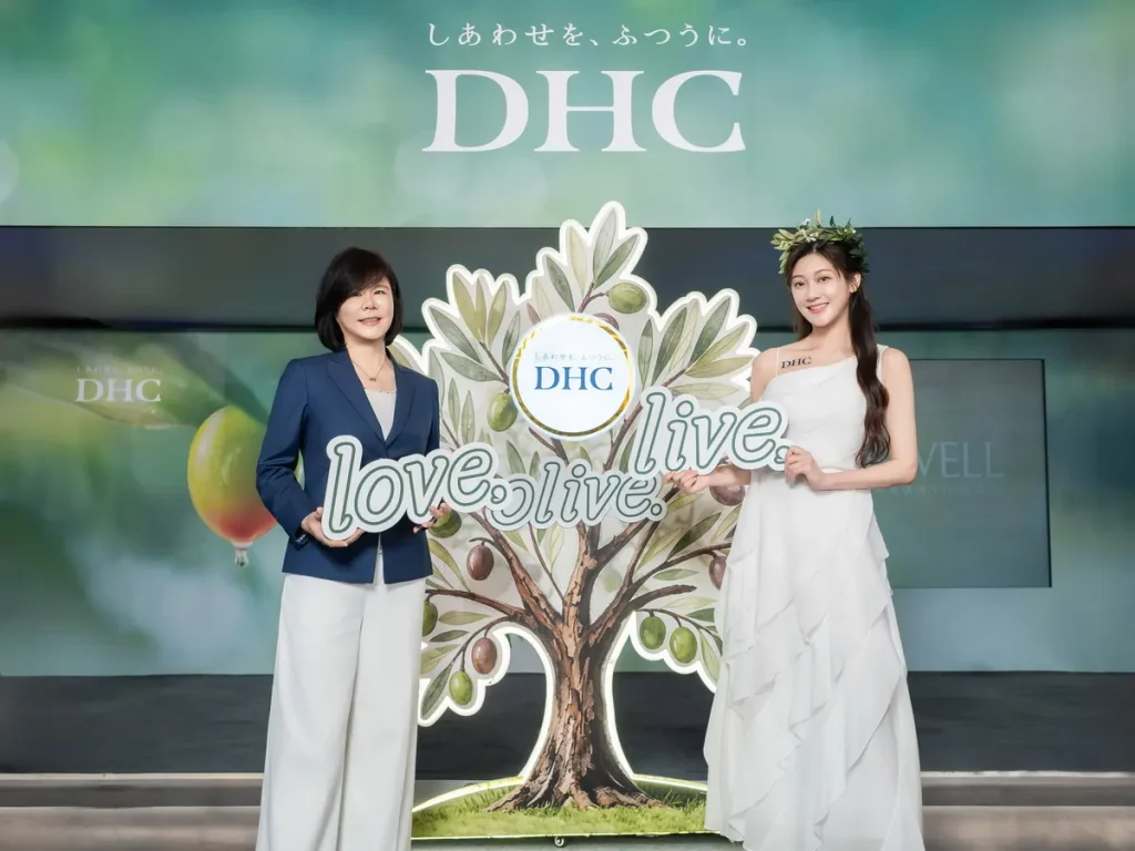 DHC總經理Grace (左) 與DHC品牌代言人林逸欣 (右) 攜手點亮橄欖樹。