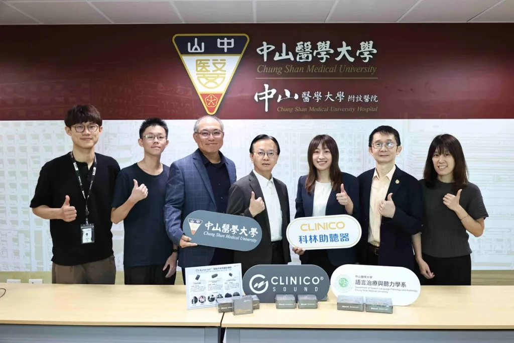科林國際捐贈智慧聆聽設備予中山醫大,雙方代表與師生合影。(圖/中山醫大提供)