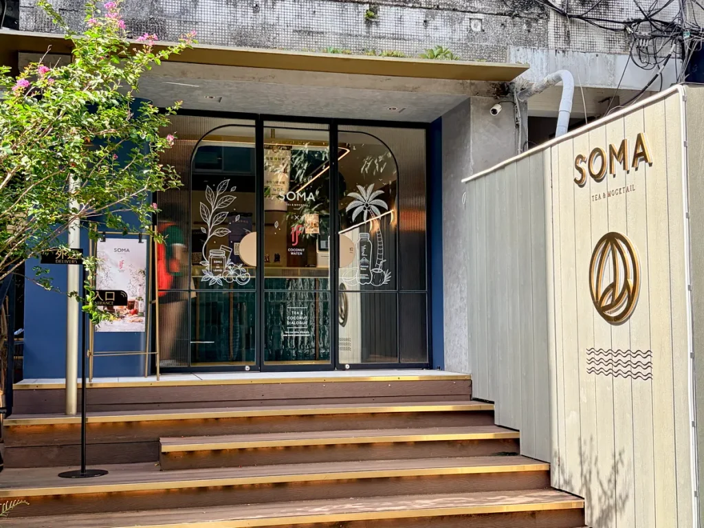 SOMA 中山概念店換上if 椰子水聯名玻璃窗貼。業者提供