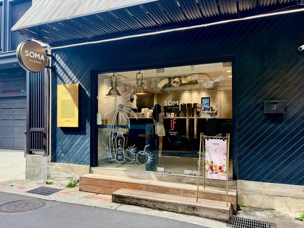 SOMA 永康旗艦店店換上if 椰子水聯名玻璃窗貼。業者提供