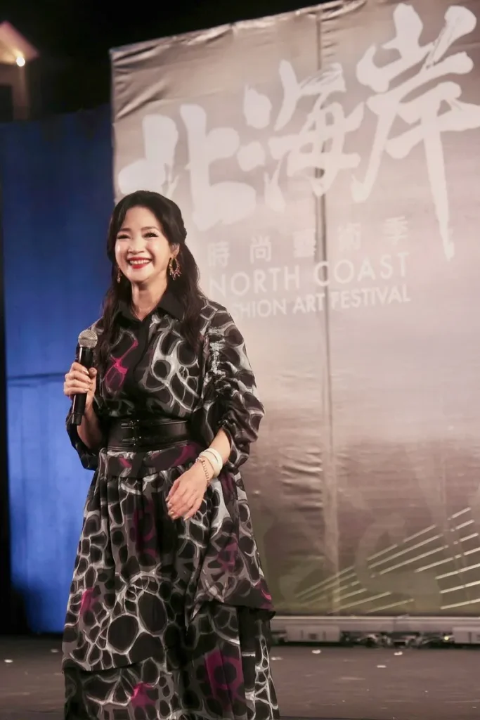 以「歌手＋模特兒」的形式，穿著潘怡良為她量身打造的海洋風格服裝，在漁人碼頭面對大海演唱經典歌曲，格外具有意義。