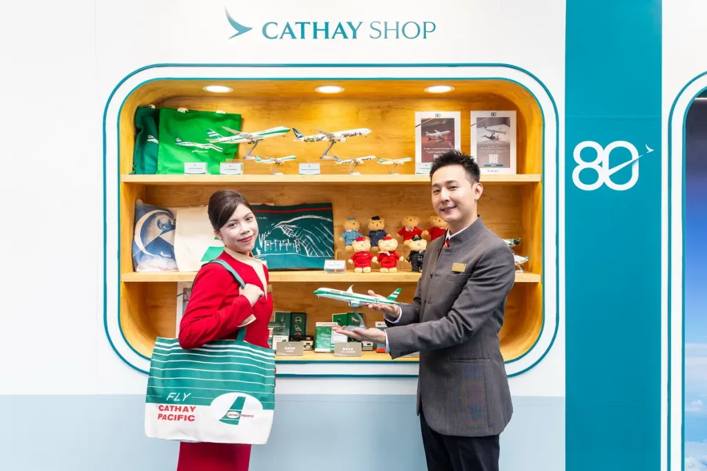 國泰航空於今年推出一系列 80 周年限定紀念商品,包含 80 周年特別塗裝機系列、「經典時代」系列、歷代制服系列等多款限定商品。