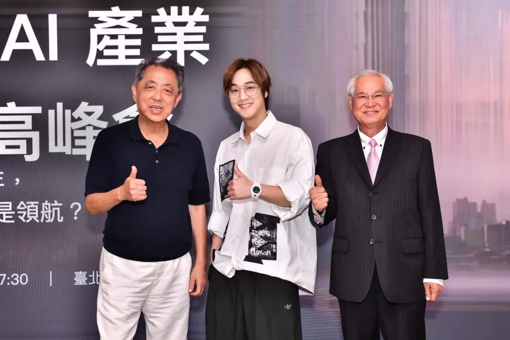 (由左至右)朱延平導演、那對夫妻Kim、亞威AI應用學院院長陳志寬出席「2026台灣 AI 產業領袖高峰會」活動。