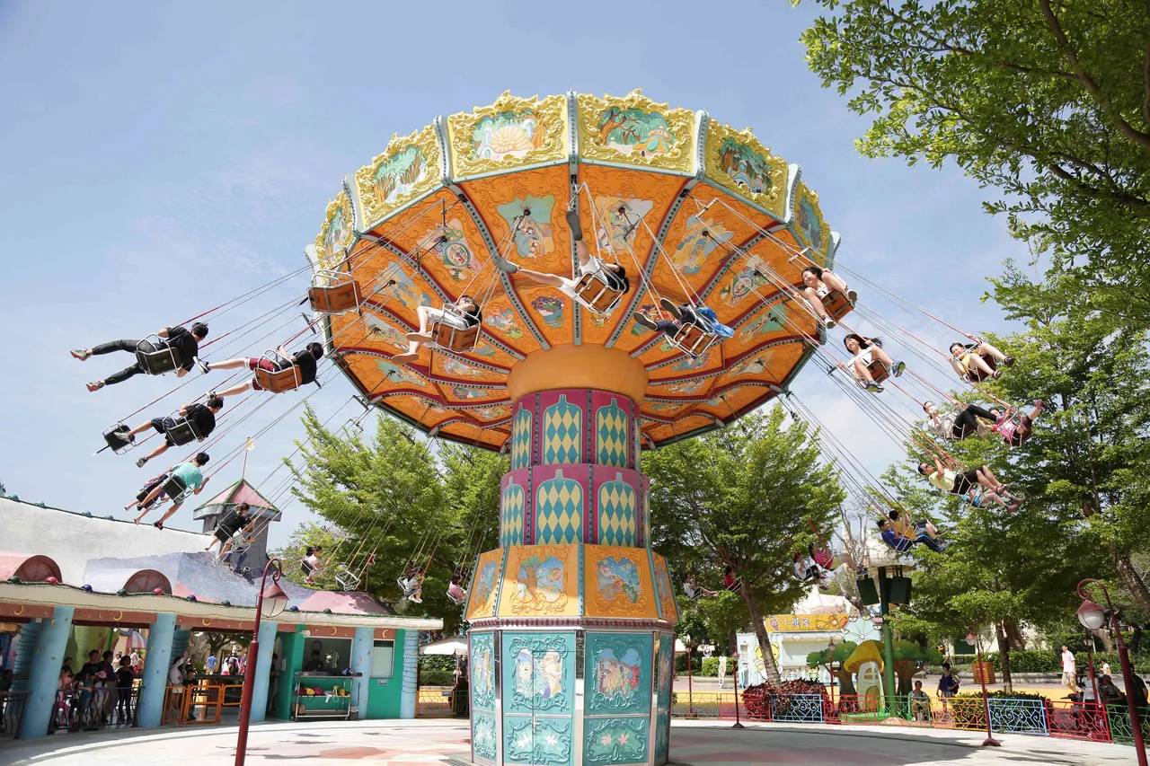 .國旅補助點數免費玩探索世界馬拉灣雙樂園,圖為探索世界的設施「皇冠鞦韆」。