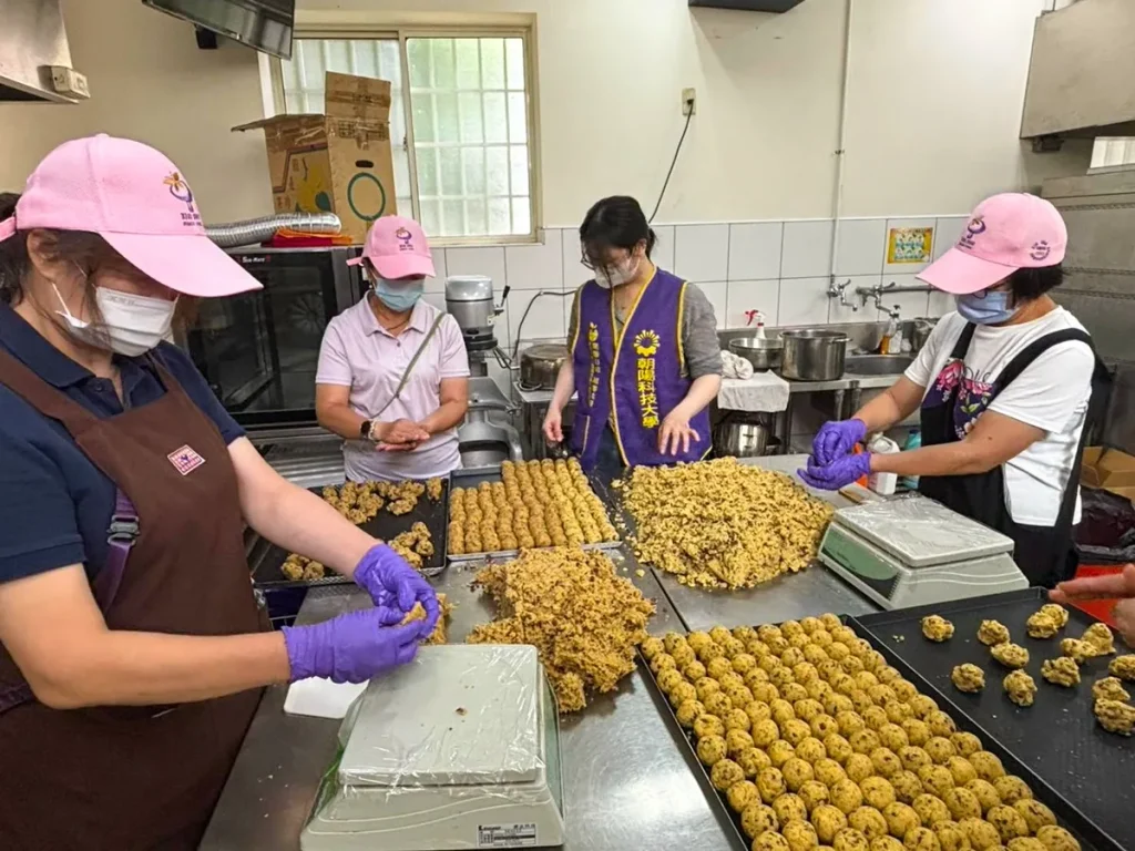 朝陽科大USR攜手新社農會 香菇滷肉綠豆椪為農產創新加值