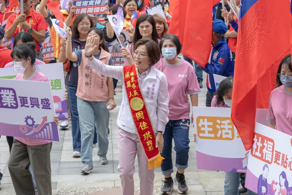 屏東市長周佳琪正式登記連任 600人浩蕩陪同 逾9成里長跨黨派力挺 承諾建游泳池、爭取0歲免健保