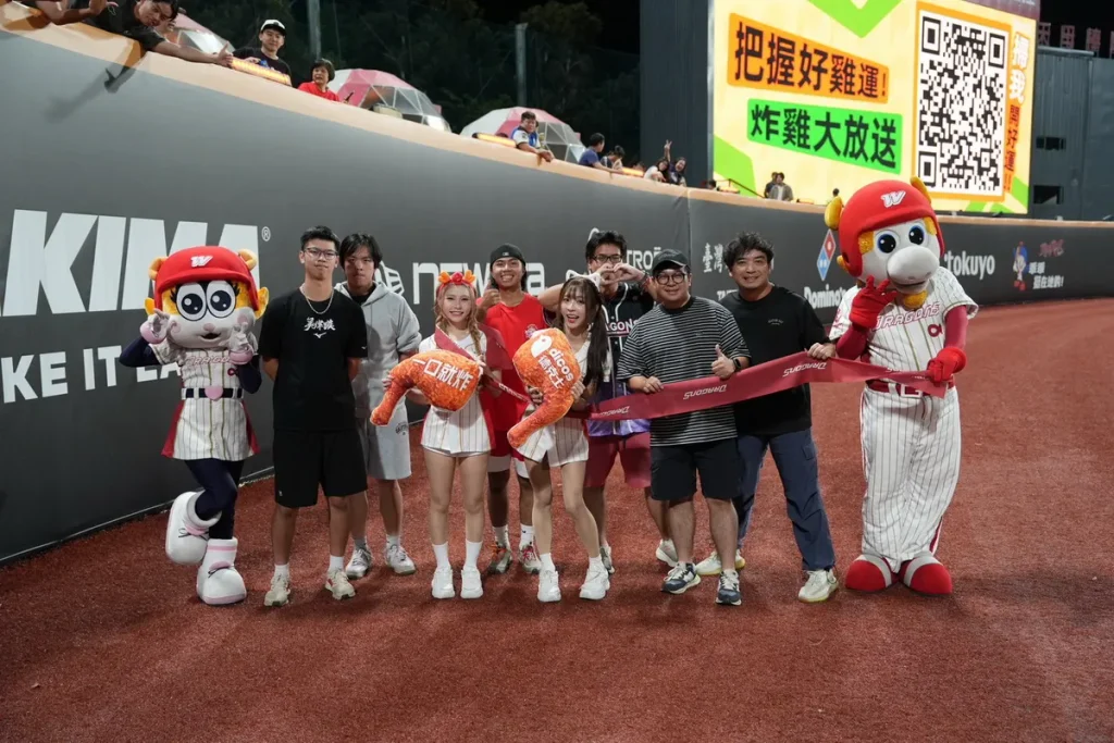 德克士炸雞邀請Dragon Beauties新光人壽小龍女與球迷組隊挑戰「手槍腿接力賽」,