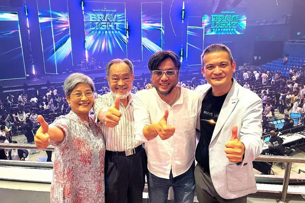 時大音樂董事長朱冠宗(右1)於《光之勇⼠》 讚頌演唱會中,與(右2~3)知名指揮家王子承老師、夢蓮花文化藝術基金會董事杜滿生及夢蓮花戲劇坊團長等來賓合影。(時大音樂提供)