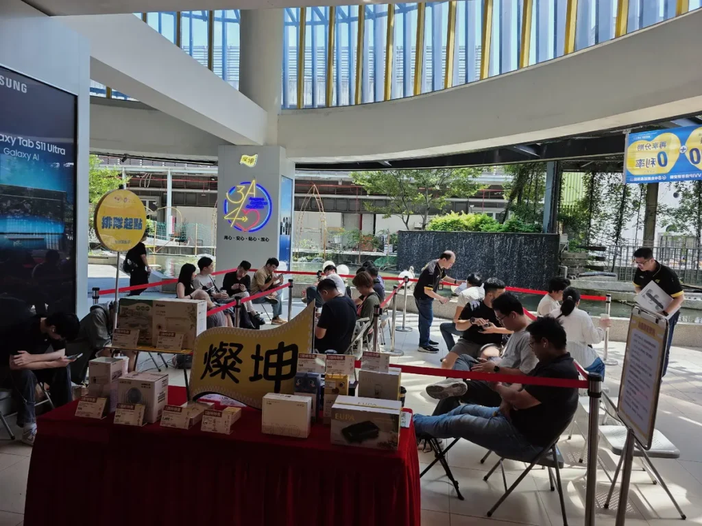 iPhone新機開賣 燦坤內湖旗艦店湧入排隊民眾搶買新機