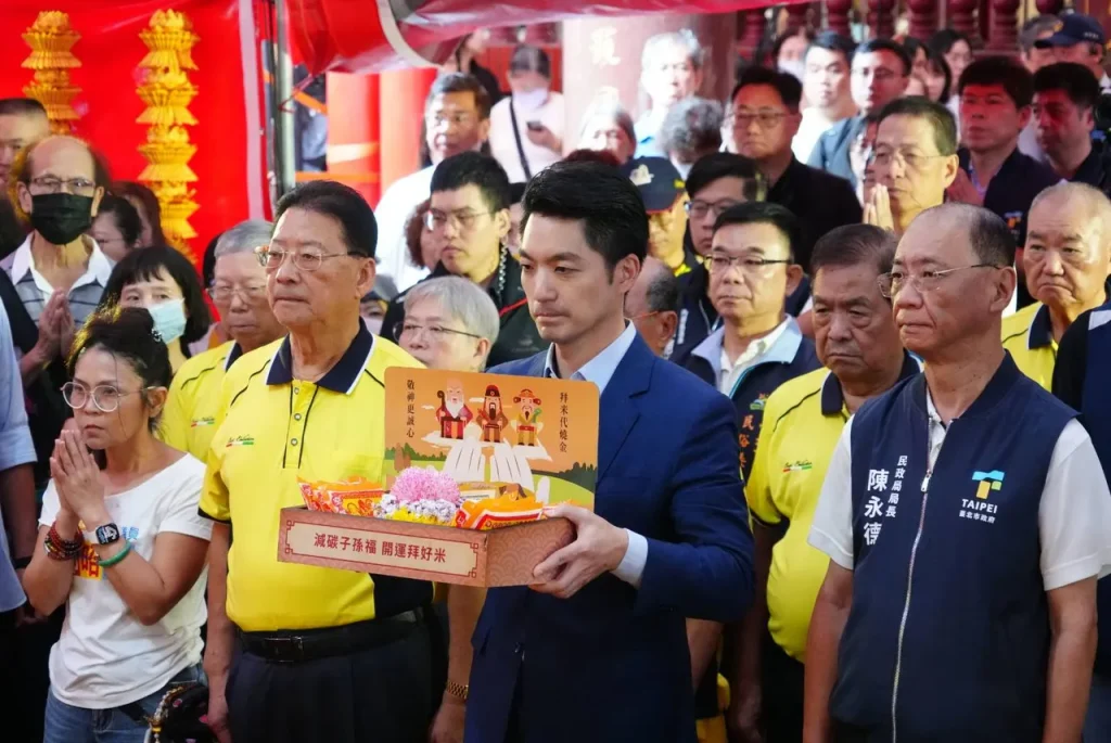 蔣萬安出席中元普度祈安祭典 感謝城隍廟捐消防裝備護市民 推動以功代金轉化善款關懷弱勢