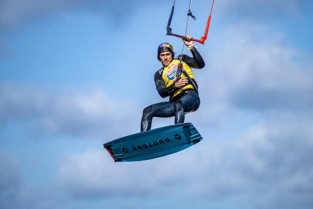 兩屆 Red Bull King of the Air 冠軍 Andrea Principi 挾強勁風勢躍向高空，展現世界級選手爆發力與空中技巧。