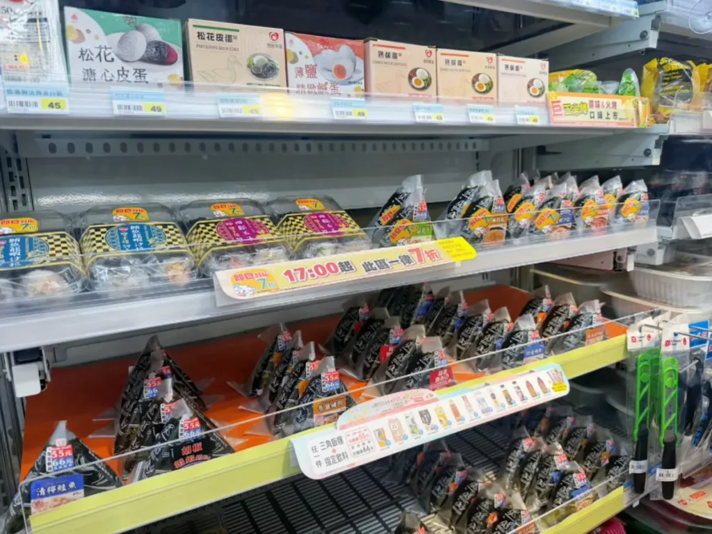  「惜福食堂」門市識別貼紙近期悄悄換上新樣式，鮮食品項以「即食救援」呼應「即時」