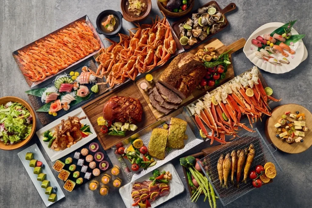 匯集多國料理松鶴餐廳Buffet,從晨間早餐到豐盛晚宴,讓旅客無需遠求即可輕鬆品嚐五星級佳餚。圖/圓山大飯店提供