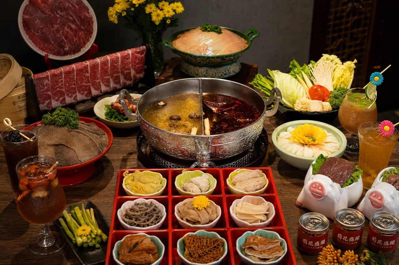 重慶牛油老火鍋搭配招牌小食呈現豐盛的饗宴